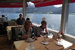 Jutta�B&ouml;senberg�aus Heringen und Gudrun K&auml;mmer w&auml;hrend einer ausgiebigen Schifffahrt auf dem Mondsee. (Foto: Kurt Frank)