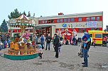 Doppelter Wirbelwind: Beim Kinderfest freuten sich Gro&szlig; und Klein &uuml;ber Karussell, Zuckerwatte, H&uuml;pfburg und Tombola. (Foto: JUH)