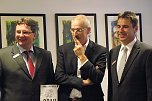 Vorstandsvorsitzender der Kreissparkasse Wolfgang Asche (rechts) und Thomas Seeber, Mitglied des Vorstandes, präsentieren mit Sergej Lochthofen (Mitte) dessen neuen Roman Grau. (Foto: Kurt Frank) Vorstandsvorsitzender der Kreissparkasse Wolfgang Asche (rechts) und Thomas Seeber, Mitglied des Vorstandes, präsentieren mit Sergej Lochthofen (Mitte) dessen neuen Roman Grau. (Foto: Kurt Frank)
