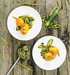 Scharf: In Argentinien ist kein Asado-Grillfest ohne Chimichurri denkbar. Frisch zubereitet lassen sich auch Meeresfr&uuml;chte darin dippen. (Foto: Stiftung Warentest)