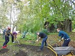 Studierende beim Arbeitseinsatz im Park Hohenrode (Foto: privat) Studierende beim Arbeitseinsatz im Park Hohenrode (Foto: privat)