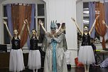 Die Eleven des Tanzstudios Radeva &uuml;ben die "Schneek&ouml;nigin" ein (Foto: Angelo Glashagel)