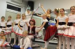 Die Eleven des Tanzstudios Radeva &uuml;ben die "Schneek&ouml;nigin" ein (Foto: Angelo Glashagel)