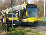 Postauto und Stra&szlig;enbahn stie&szlig;en in Nordhausen-Ost zusammen (Foto: privat)