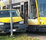 Postauto und Stra&szlig;enbahn stie&szlig;en in Nordhausen-Ost zusammen (Foto: privat)
