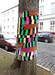 Die Apotheke am Theater versucht sich im "Urban Knitting" und packt ihre B&auml;ume warm ein (Foto: Peter Blei)