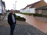 Heinrich Querfurt ist sauer: Straße und Keller stehen unter Wasser. (Foto: nnz) Heinrich Querfurt ist sauer: Straße und Keller stehen unter Wasser. (Foto: nnz)