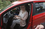 &Uuml;ber den neuen Opel Corsa als Zweitfahrzeug freut sich die ganze Familie: Annemarie, Marlene, Johanna und ihre Eltern Diana und Joachim Schulze. (Foto: H. Fischer (AHP))