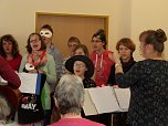Die Kinder des F&ouml;rderzentrums St. Martin hatten f&uuml;r die Damen und Herren des Caritas-Heims ein Gespensterprogramm mitgebracht (Foto: Katrin Cieslak)