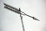 Die Wetterfahne zeigt auf einer H&ouml;he von�26 Meter�wieder exakt die Windrichtung an. Heute wehte er aus�S&uuml;d-West. (Foto: Kurt Frank)
