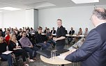 Alexander Kohl berichtet über seine Erfahrungen aus den ersten beiden Ausbildungsjahren. Auch Geschäftsführer Helmut Peter hört interessiert zu. (Foto: H. Fischer (AHP)) Alexander Kohl berichtet über seine Erfahrungen aus den ersten beiden Ausbildungsjahren. Auch Geschäftsführer Helmut Peter hört interessiert zu. (Foto: H. Fischer (AHP))