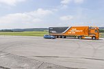 Bremstest: Pkw gegen Lkw: Duell zwischen Sieger und Verlierer. Der Golf schlug den Brummi um 13 Meter, wobei das Ergebnis des Lkw angesichts seiner Masse positiv &uuml;berrascht. (Foto: ADAC/Griesch)
