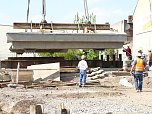 300-Tonnen-Br&uuml;cke wird eingesetzt (Foto: nnz)