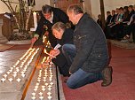 300 Kerzen werden an der Osterkerze zur Erinnerung an die KZ-H&auml;ftlinge im Aussenlager Mackenrode entz&uuml;ndet (Foto: privat)