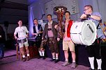 Gewichtiger Gast zum Oktoberfest im Autohaus Peter (Foto: AHP/Fischer)