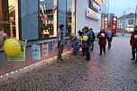 Mit Lichtern auf Gewalt gegen Frauen aufmerksam machen - auch heute trotze das Frauennetzwerk vor der Nordhäuser Marktpassage der Witterung (Foto: Angelo Glashagel) Mit Lichtern auf Gewalt gegen Frauen aufmerksam machen - auch heute trotze das Frauennetzwerk vor der Nordhäuser Marktpassage der Witterung (Foto: Angelo Glashagel)