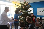 Weihnachtsbaumschm&uuml;cken im Service Center der EVN (Foto: Angelo Glashagel)