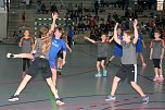 In der Nordhäuser Wiedigsburghalle trafen sich am Sonntag die im Schulprojekt Kinder von der Straße – Kommt wir spielen Handball aktiven Mädchen und Jungen der 3. und 4. Grundschulklassen zum ersten Miniturnier im neuen Trainingsjahr. (Foto: Uwe Tittel) In der Nordhäuser Wiedigsburghalle trafen sich am Sonntag die im Schulprojekt Kinder von der Straße – Kommt wir spielen Handball aktiven Mädchen und Jungen der 3. und 4. Grundschulklassen zum ersten Miniturnier im neuen Trainingsjahr. (Foto: Uwe Tittel)