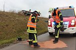 Auto kommt von der Fahrbahn ab (Foto: Feuerwehr Heiligenstadt)