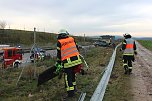 Auto kommt von der Fahrbahn ab (Foto: Feuerwehr Heiligenstadt)