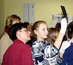 Physiotherapeutin Sandra Holberg-Busch (links) erklärte den Schülern die Röntgenaufnahmen. (Foto: Helios Bleicherode) Physiotherapeutin Sandra Holberg-Busch (links) erklärte den Schülern die Röntgenaufnahmen. (Foto: Helios Bleicherode)