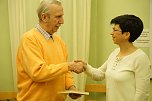 Als "kleine Aufmerksamkeit" &uuml;bergibt Herr Gr&ouml;nke an die Referentin, Elke Blanke, ein Buch. (Foto: Marie-Luis Zahradnik)
