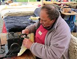 Frühlingsmarkt: Kirschner Rainer Gräser näht ein Kissen aus Schafsfell. (Foto: S. Schedwill) Frühlingsmarkt: Kirschner Rainer Gräser näht ein Kissen aus Schafsfell. (Foto: S. Schedwill)