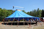 Zirkuszelt wird aufgebaut (Foto: J. Piper)