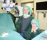 Lina Lehmann (8) und Liliana Herold (6) staunten &uuml;ber die spannende OP-F&uuml;hrung in der Klinik. (Foto: Helios Bleicherode)