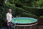 Dieter Heimann vor dem Swimmingpool. Der bringt wohltuende Abk&uuml;hlung an hei&szlig;en Hundstagen. (Foto: Kurt Frank)