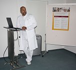 Dr. Andreas Ubl, Wirbelsäulenchirurg, erklärte den Eingriff der Knochenzementauffüllung . (Foto: J. Weller) Dr. Andreas Ubl, Wirbelsäulenchirurg, erklärte den Eingriff der Knochenzementauffüllung . (Foto: J. Weller)