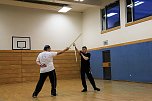 Paul Becker zeigte in der Petersberg-Turnhalle wie man richtig mit dem Schwert umgeht (Foto: Peter Blei)