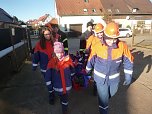 Jugendfeuerwehrleute bei der Ausbildung (Foto: Ch. Burkert)