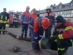 Jugendfeuerwehrleute bei der Ausbildung (Foto: Ch. Burkert)