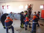 Jugendfeuerwehrleute bei der Ausbildung (Foto: Ch. Burkert)
