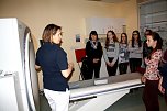  Ines K&uuml;rschner (li.) f&uuml;hrte die Sch&uuml;ler durch die R&ouml;ntgenabteilung der HELIOS Klinik Bleicherode (Foto: J. Weller)