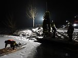 Auf's Glatteis gef&uuml;hrt - Feuerwehr Neustadt probte den Ernstfall (Foto: C. Burkert)