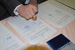 Eingemeindungsvertrag unterschrieben (Foto: Helmut Michel) Eingemeindungsvertrag unterschrieben (Foto: Helmut Michel)