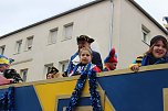 N&auml;rrinnen und Narren ziehen durch die Stadt (2) (Foto: Karl-Heinz Herrmann)