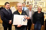 Volker Menzel mit Urkunde (Foto: Patrick Grabe)