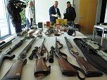 Pr&auml;sentation der sichergestellten Waffen und Munition (Foto: nnz)