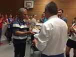 Ehrung beim Pokalfinale: Lutz Kurth und SVC-Frauen erhalten Auszeichnung (Foto: Sandra Arm)