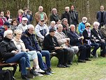 R&uuml;ckblick: &Uuml;berlebende des KZ Mittelbau-Dora und Besucher bei der Gedenkveranstaltung am ehemaligen Au&szlig;enlager Ellrich-Juliush&uuml;tte, Ellrich, Gedenkort Ellrich-Juliush&uuml;tte, 10. April 2017 (Foto: KZ-Gedenkst&auml;tte Mittelbau Dora)