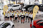 11 radelnde Opel-Banker machten auf ihrer Benefiztour heute im OPEL-Autohaus der Peter Gruppe halt (Foto: Fischer/Autohaus Peter)