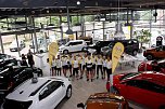 11 radelnde Opel-Banker machten auf ihrer Benefiztour heute im OPEL-Autohaus der Peter Gruppe halt (Foto: Fischer/Autohaus Peter)