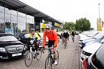 11 radelnde Opel-Banker machten auf ihrer Benefiztour heute im OPEL-Autohaus der Peter Gruppe halt (Foto: Fischer/Autohaus Peter)