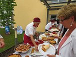 Von Schmandtorte bis Erdbeerkuchen � rund 35 s&uuml;&szlig;e Varianten zierten beim Sommerfest Ende Juni das acht Meter lange Kuchenbuffet. (Foto: privat)