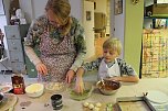 Backen, Basteln, B&auml;ume schm&uuml;cken - an der Jugendkunstschule und im Weltladen konnte man das heute selbst machen (Foto: Angelo Glashagel)