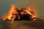 Fast 500 Strohballen brennen bei Auleben (Foto: S. Dietzel)
