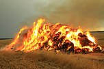 Fast 500 Strohballen brennen bei Auleben (Foto: S. Dietzel)